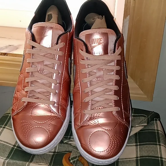 Ready To Wear! Women's Size 8 Rose Gold Silver Nike Sneakers Shoes - Picture 4 of 6